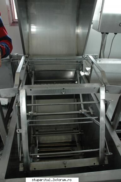 laborator mobil centrifuga orizontal variator turatie. stupine cat incap camion 80-120 familii.